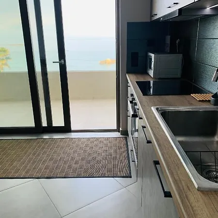 Zonapartments A Sea View-city Center Appartement *